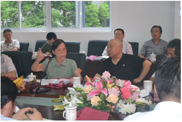 圖為協(xié)會(huì)副理事長，原安徽大學(xué)副校長陳慧霞女士在會(huì)上發(fā)言